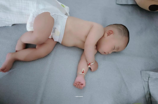 桓台宝宝拍嗝的正确方法